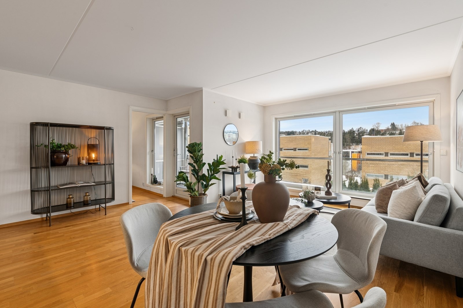 Fra stuen er det utgang til balkong Galleribilde