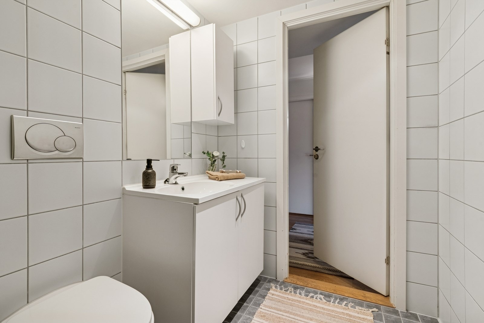 Utstyr inkluderer servant med skap, vegghengt toalett og dusjhjørne. Det er mekanisk avtrekk og tilluft via spalte under dør. Galleribilde