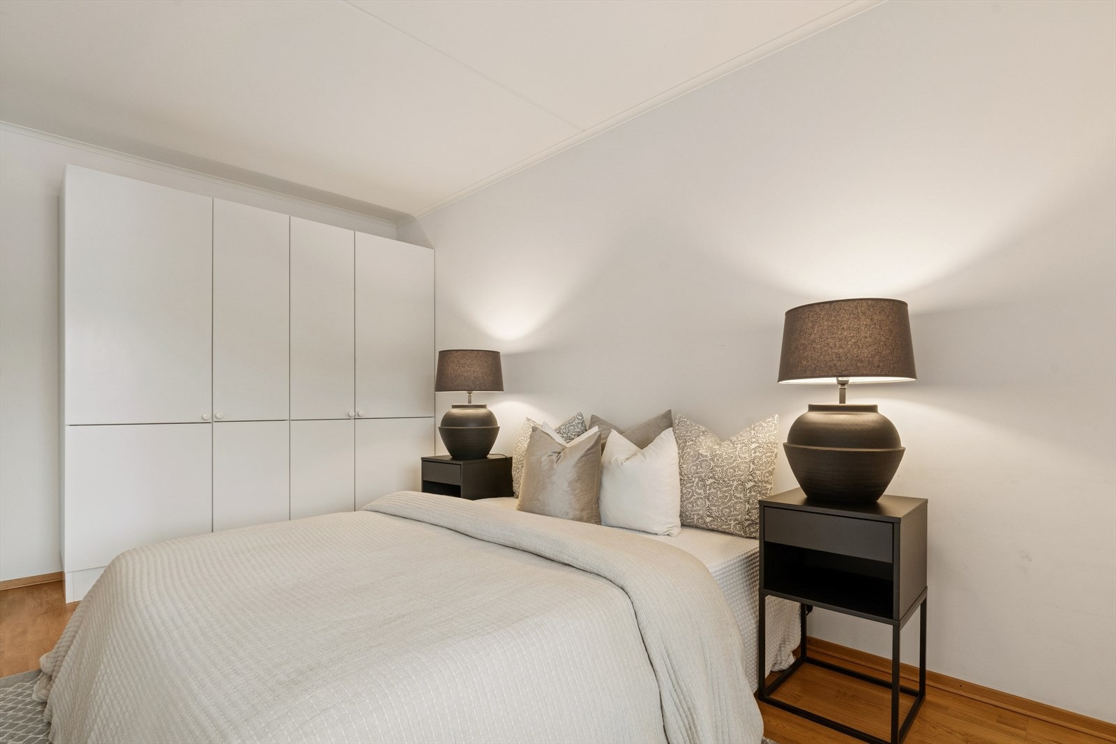 Garderobeløsning som gir rikelig med skapplass. Galleribilde