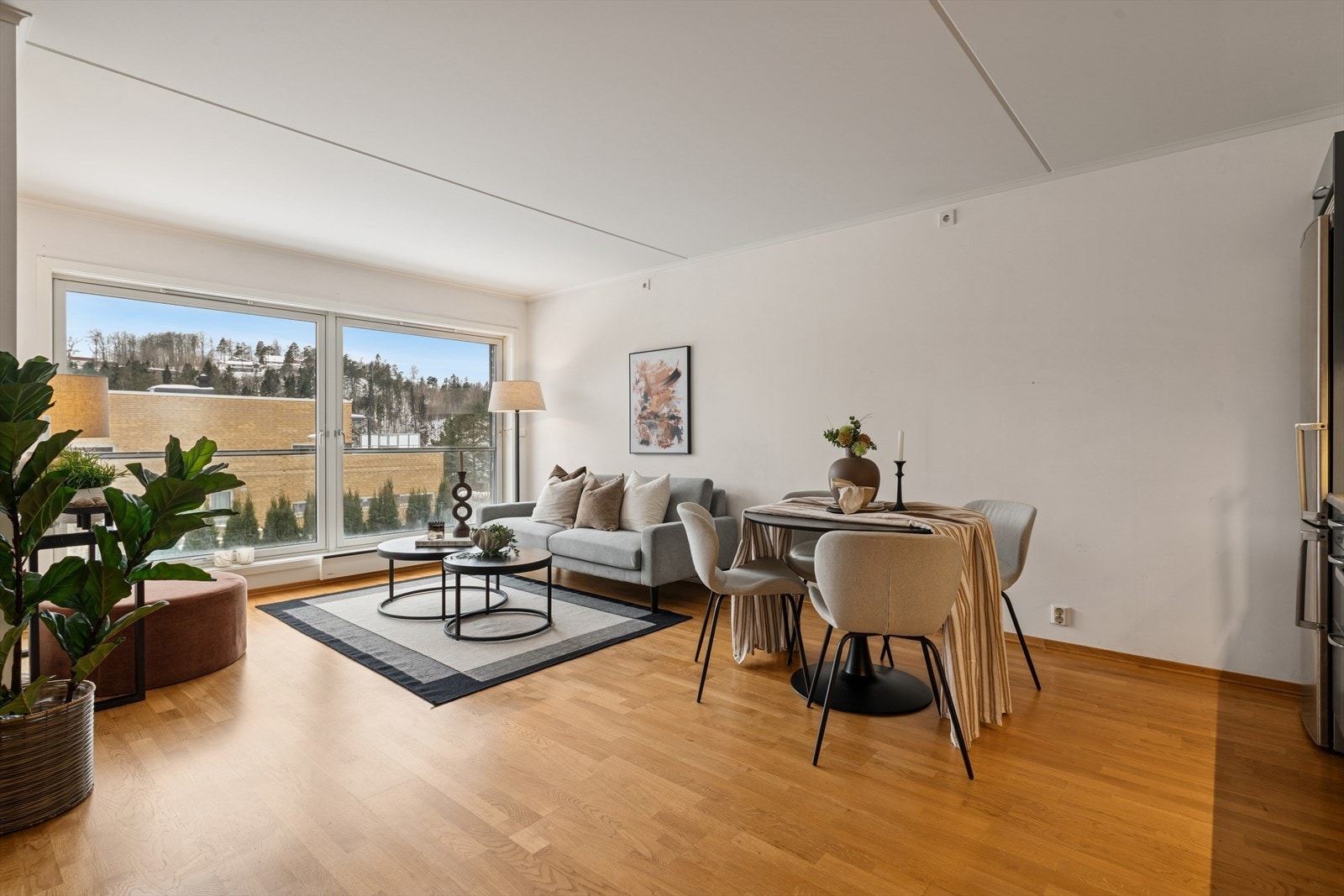 Store vindusflater som gir rikelig med naturlig sollys Galleribilde