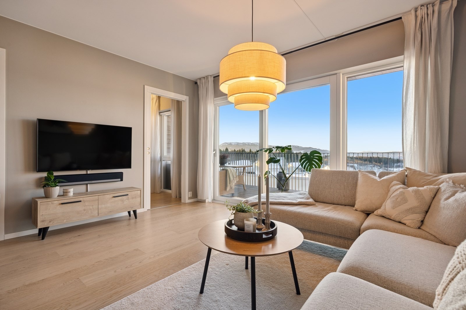 Moderne og tidsriktige farger og overflater skaper et gjennomført helhetsinntrykk. Behagelige fargetoner kombinert med elegante parkettgulv gir rommene en varm og innbydende atmosfære Galleribilde