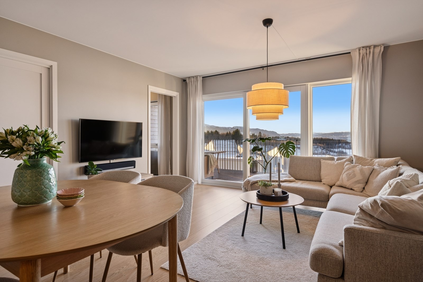 Lekker selveierleilighet i 2. etasje med gjennomført moderne standard og en flott utsikt som gir boligen et lyst og luftig preg. Galleribilde