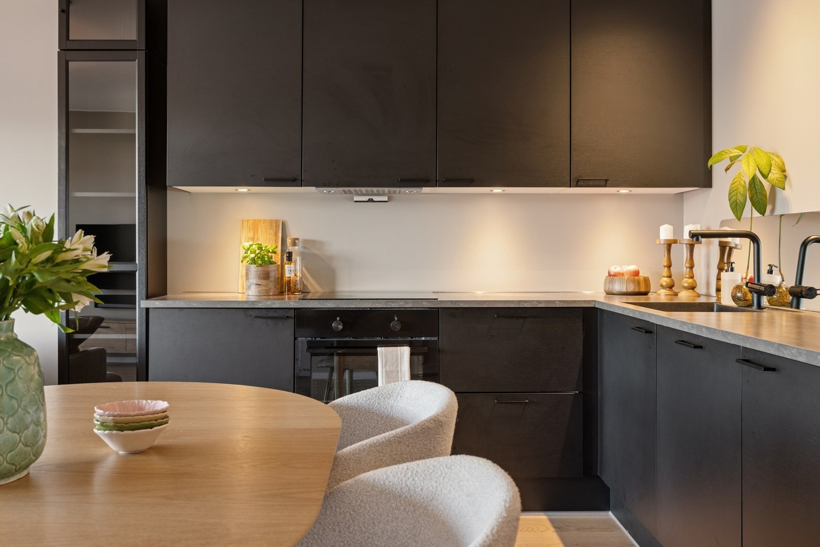 Integrerte hvitevarer sørger for både god funksjonalitet og et ryddig uttrykk. Galleribilde