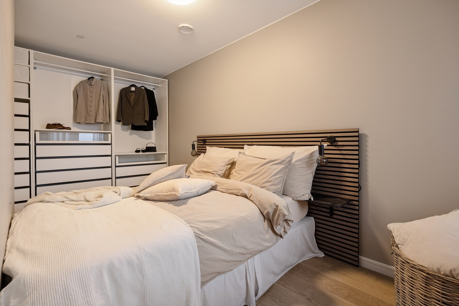 Leiligheten har to soverom som begge er utstyrt med praktiske garderobeløsninger som sørger for effektiv oppbevaring. Galleribilde