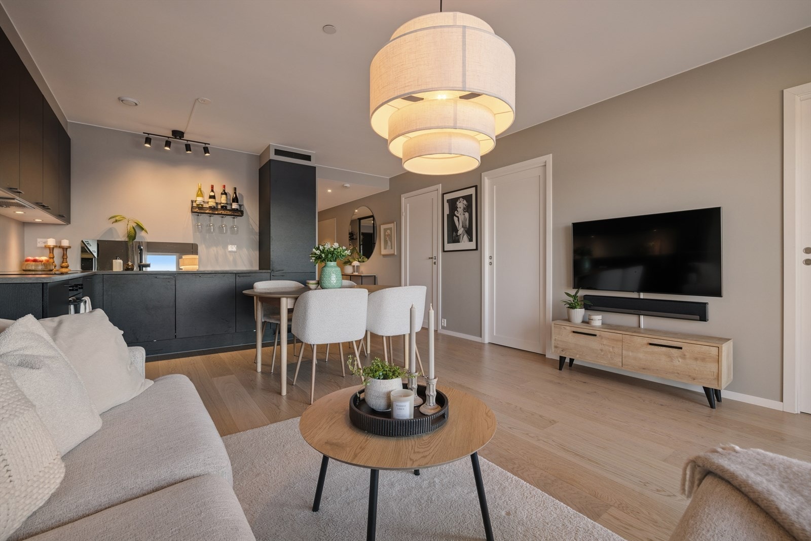 Fin og naturlig sammenheng mellom stue og kjøkken. Galleribilde