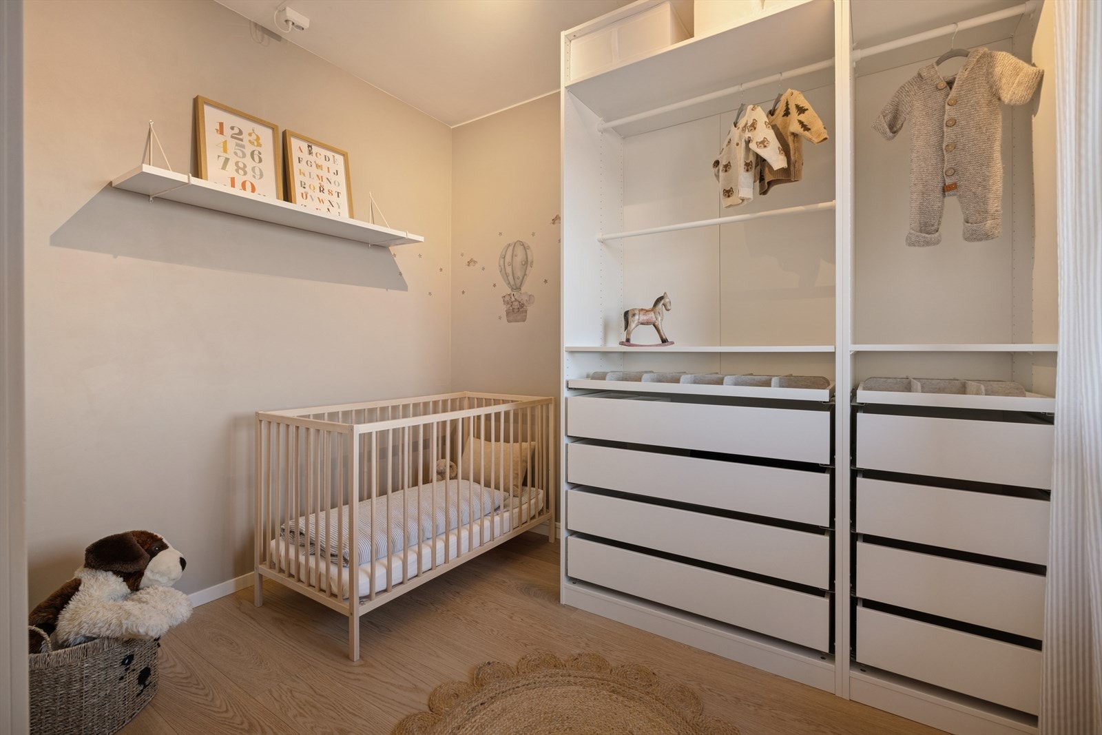 Barnerommet har også god oppbevaringsplass med skapløsninger. Det er plass til å sette inn 1,20 seng på soverommet Galleribilde