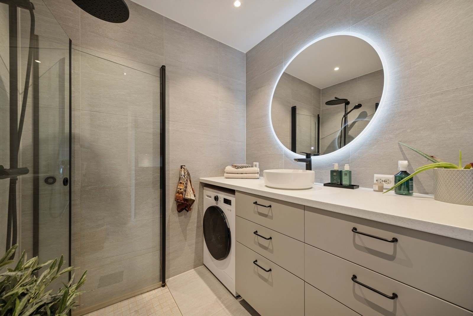 Baderommet er lekkert innredet med meget god skap- og benkeplass. Oppgradert innredning i 2025 Galleribilde