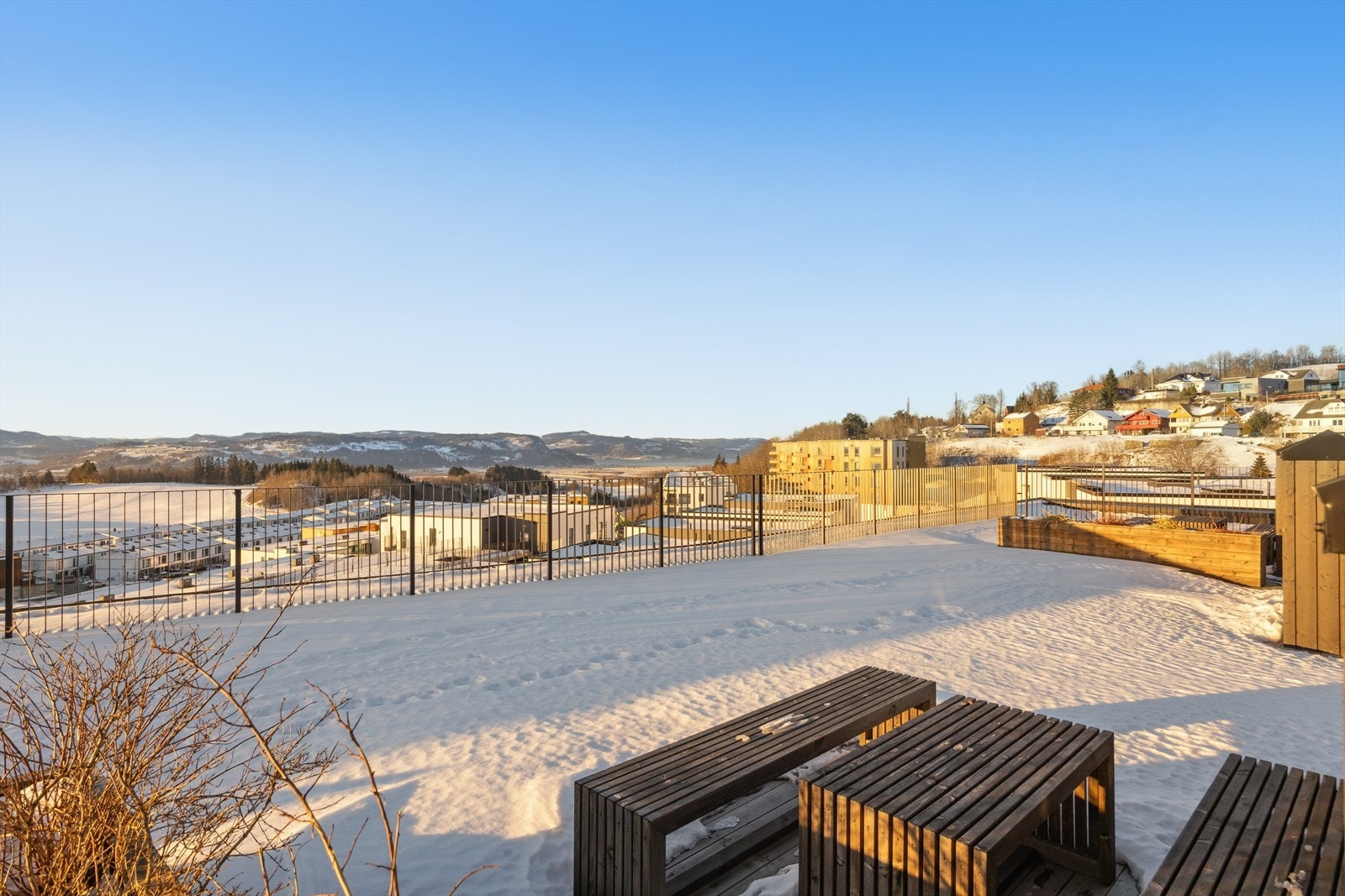 Stor felles takterrasse med flotte sol- og utsiktsforhold, innredet med benker og hyggelige sosiale soner, perfekt for avslapning og hyggelige sammenkomster. Galleribilde