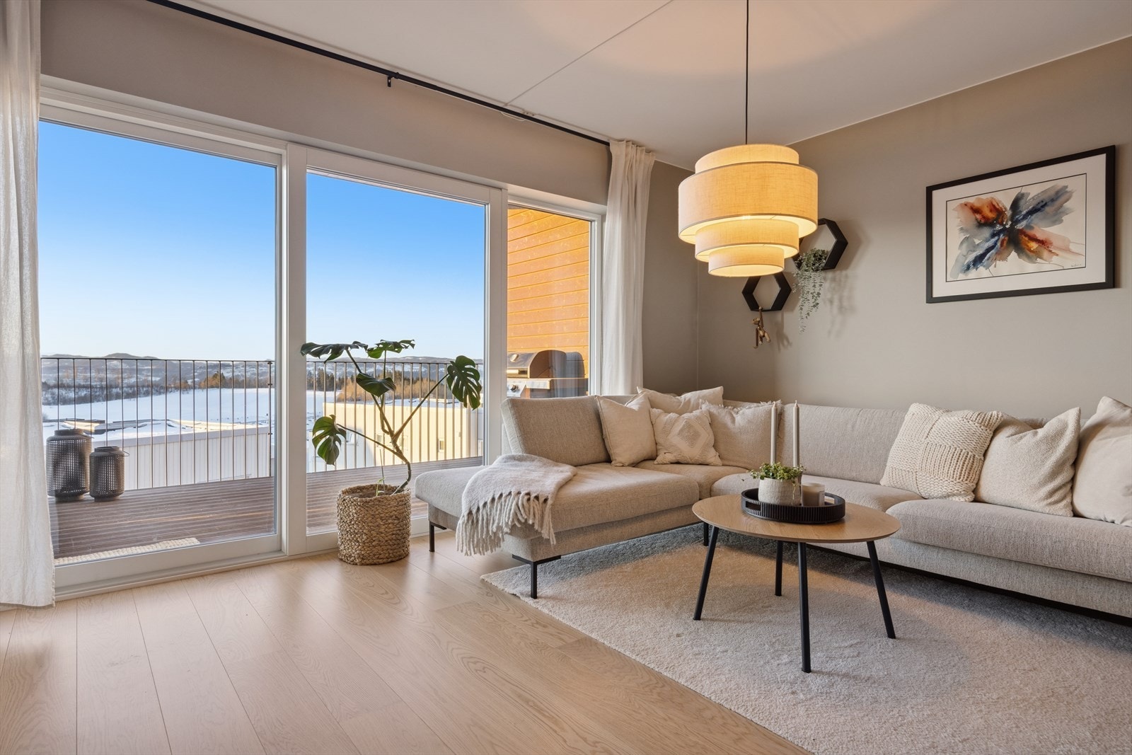 God plass til både sofagruppe og spisestue, noe som skaper en sosial og innbydende atmosfære perfekt for både hverdagsliv og hyggelige sammenkomster. Galleribilde