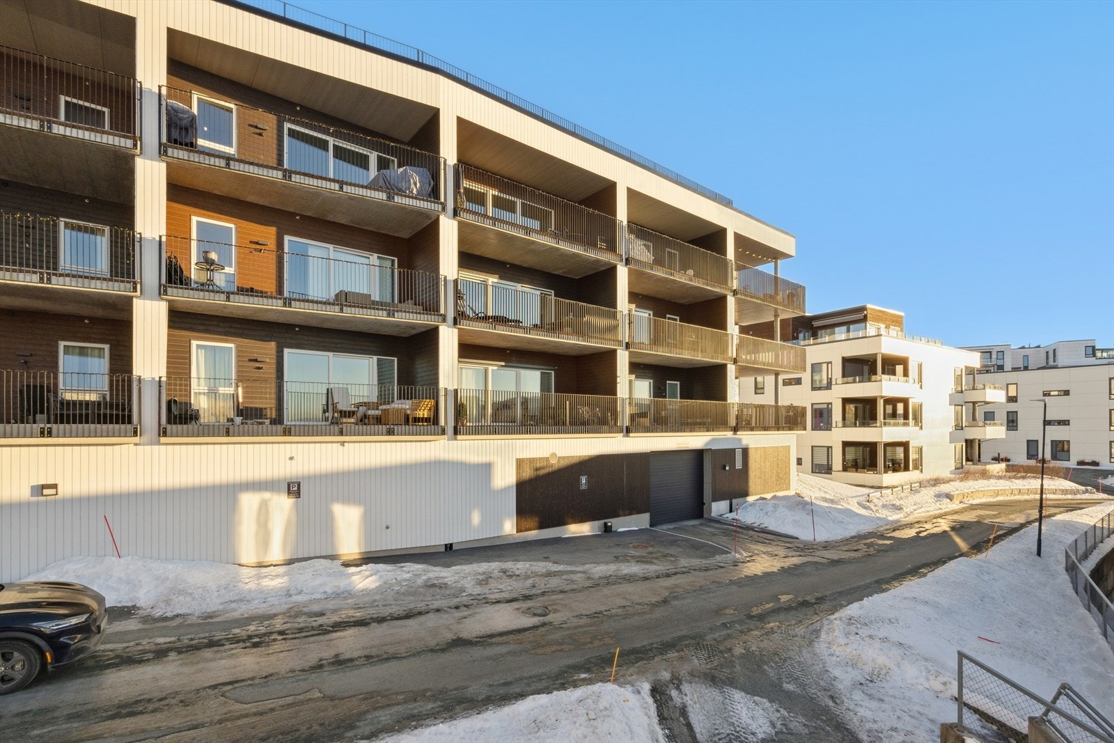 Sameiet Lundlia Park består av 29 seksjoner, hvorav 24 seksjoner er seksjonert til boligformål og 5 seksjoner til næringsformål. Galleribilde