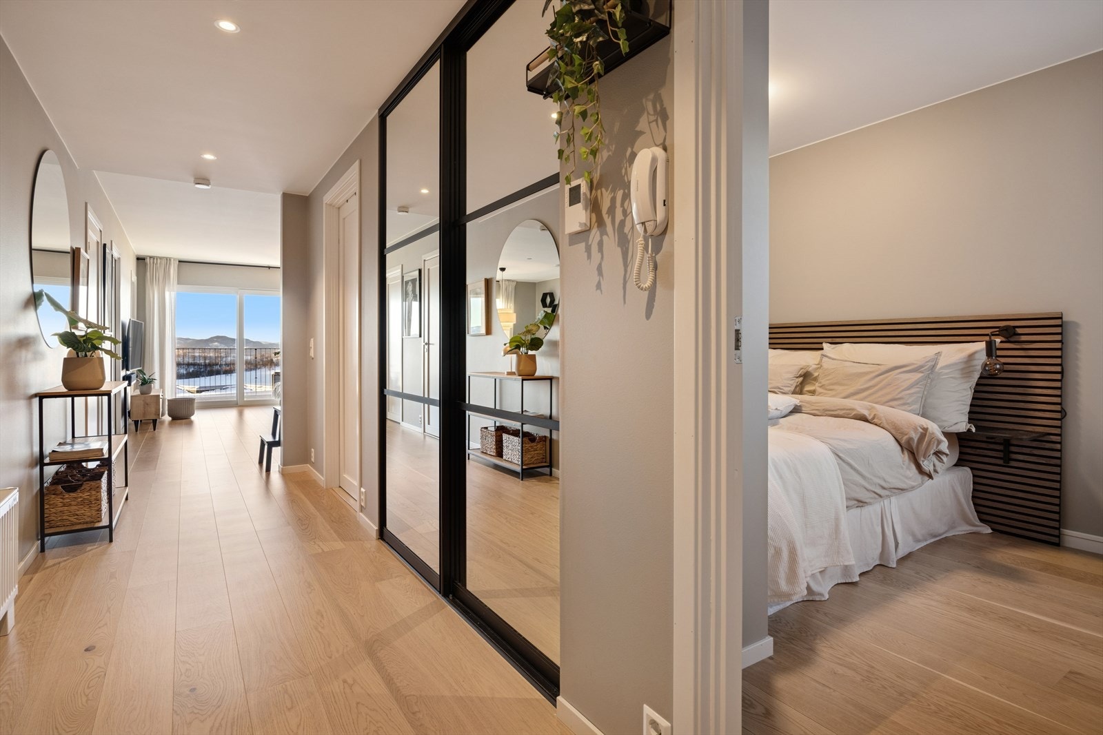 Innbydende entré med praktisk og elegant oppbevaringsløsning. Galleribilde