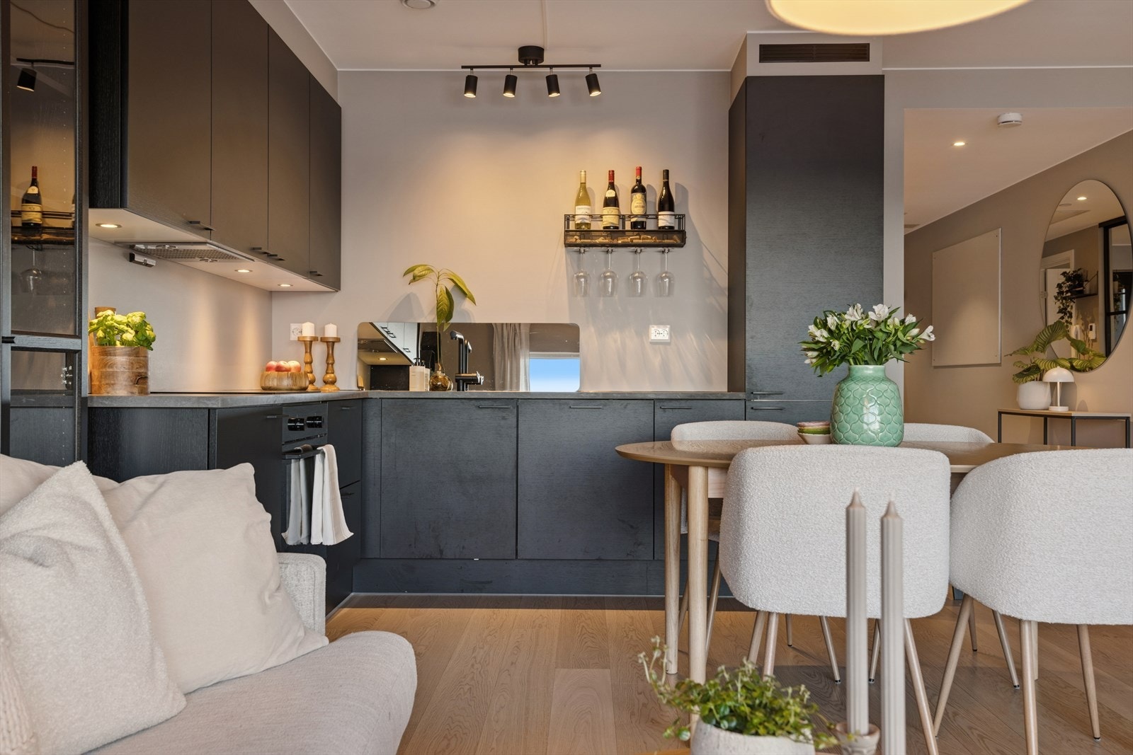 Integrerte hvitevarer: Kombiskap, oppvaskmaskin, platetopp, stekeovn og ventilator. Galleribilde