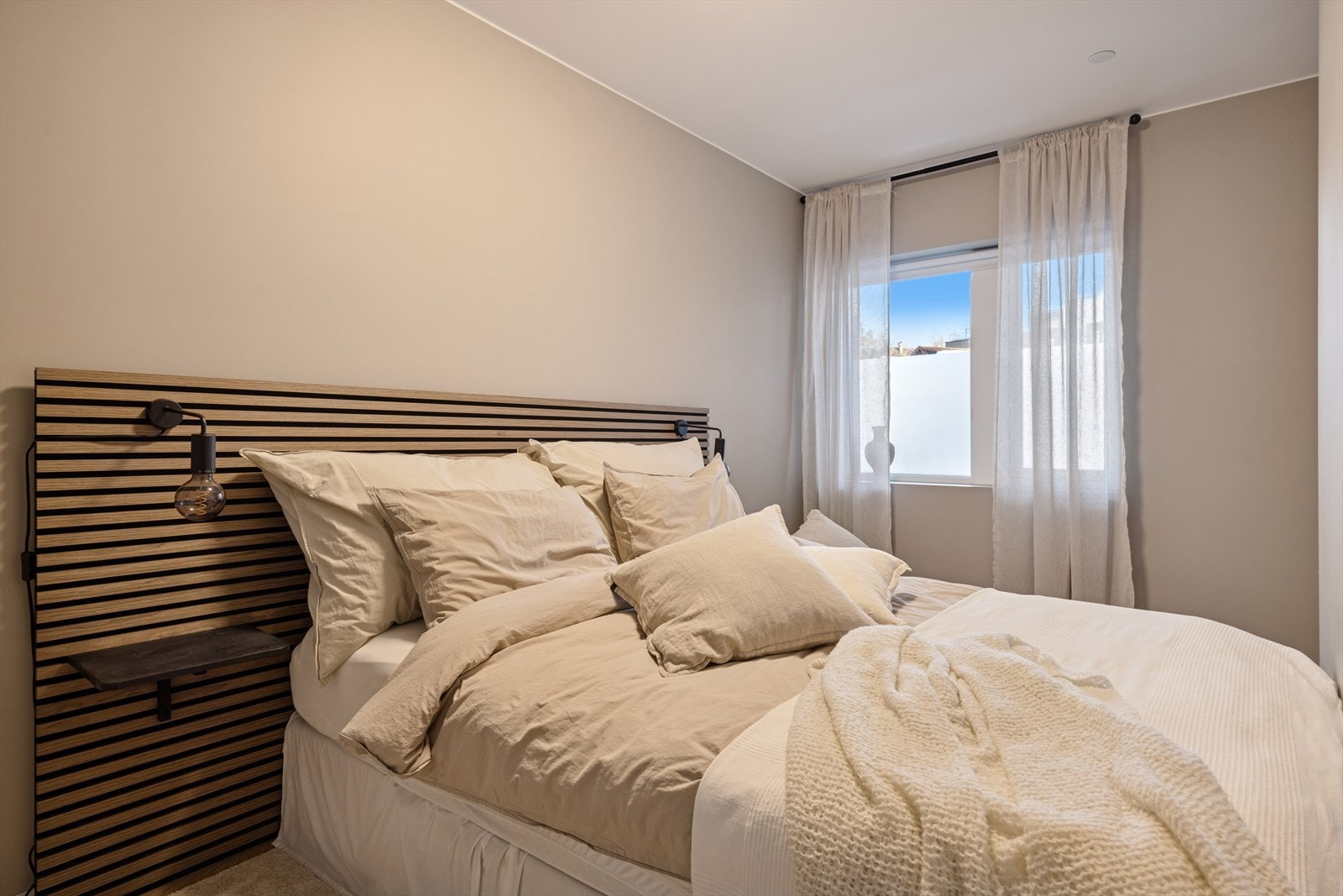 Plass til dobbeltseng og tilhørende interiør. Galleribilde