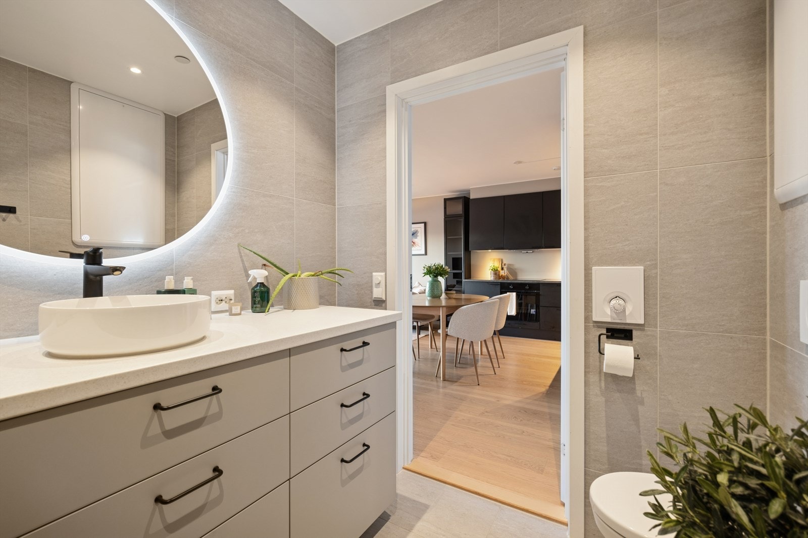 Baderommet er helfliset med varme i gulvet. Galleribilde