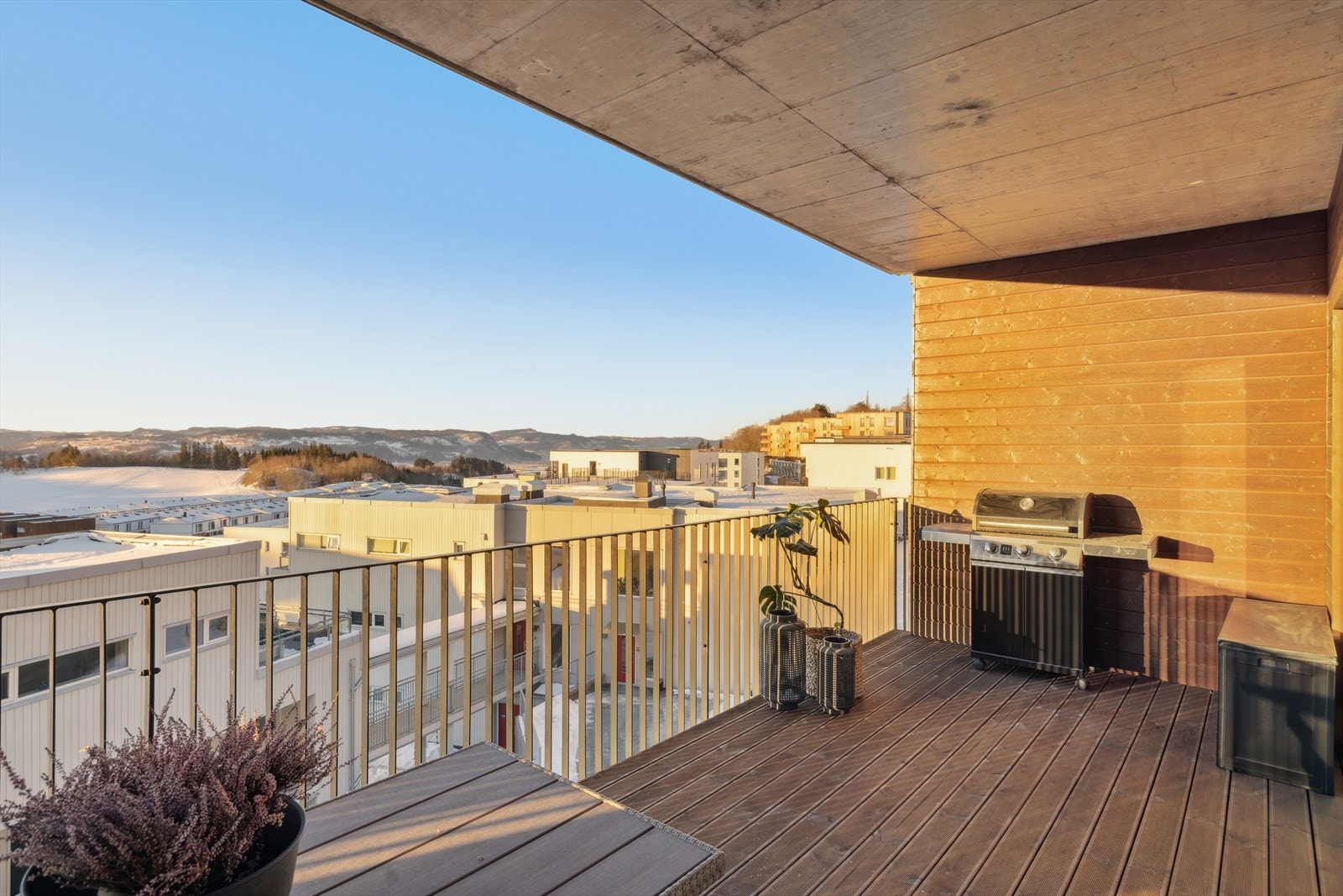 Veranda på 16 m² med god plass til utemøbler, grill og det som trengs for å nyte deilige sommerdager. Galleribilde