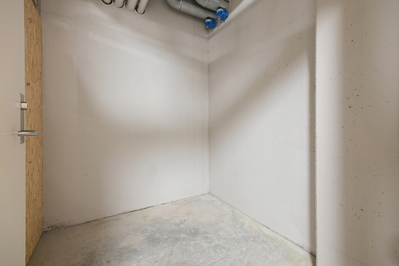 Boden i kjelleren tilbyr praktisk lagringsplass med enkel tilgang. Galleribilde