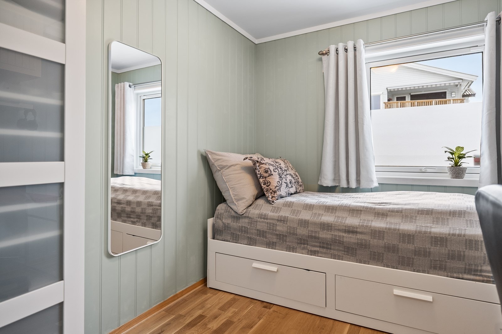 Soverom nr 2 har plass til frittstående garderobeskap - soverom som passer perfekt for barn eller gjesterom. Galleribilde