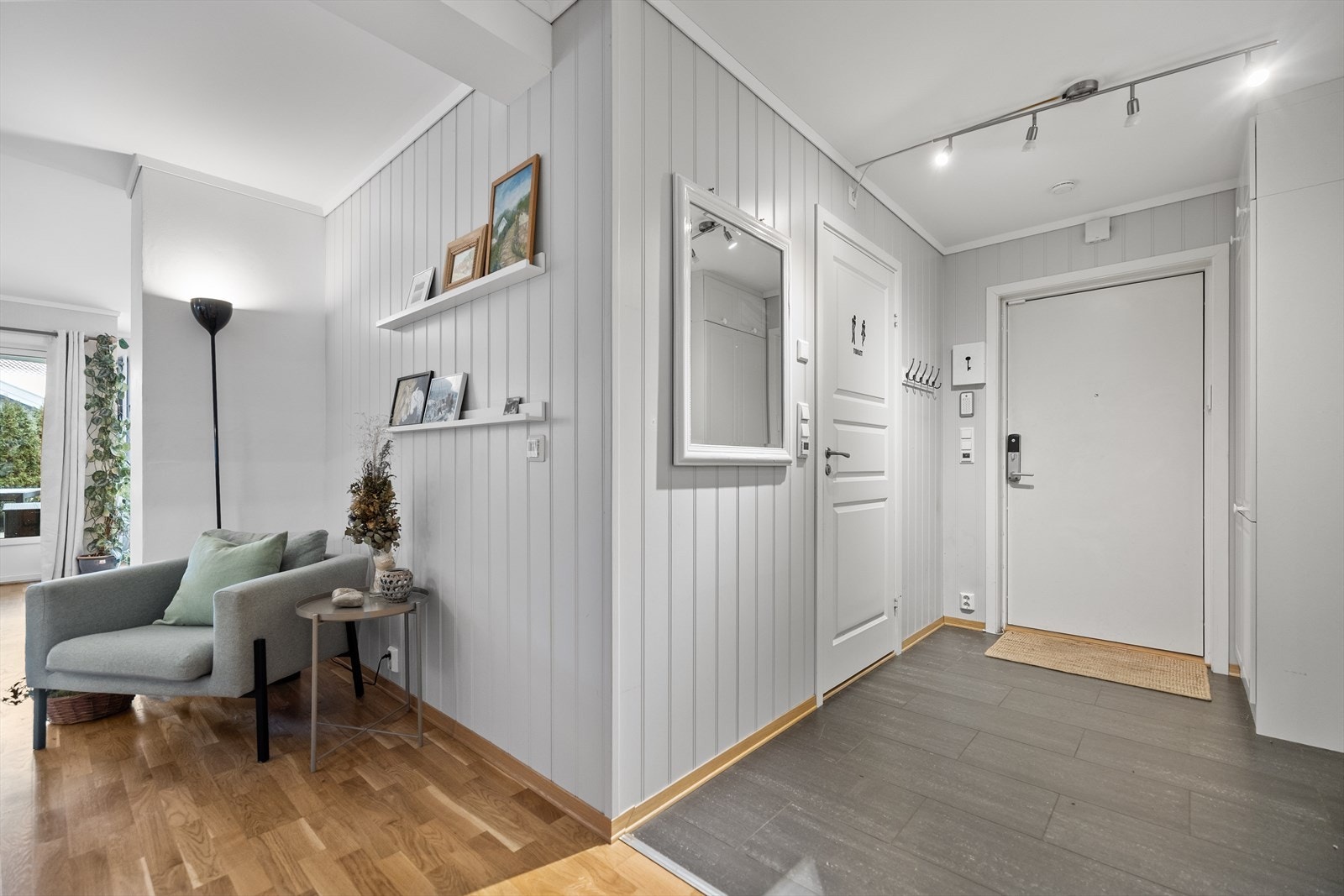 Leiligheten har en romslig entre med god plass til å henge fra seg yttertøy. Galleribilde