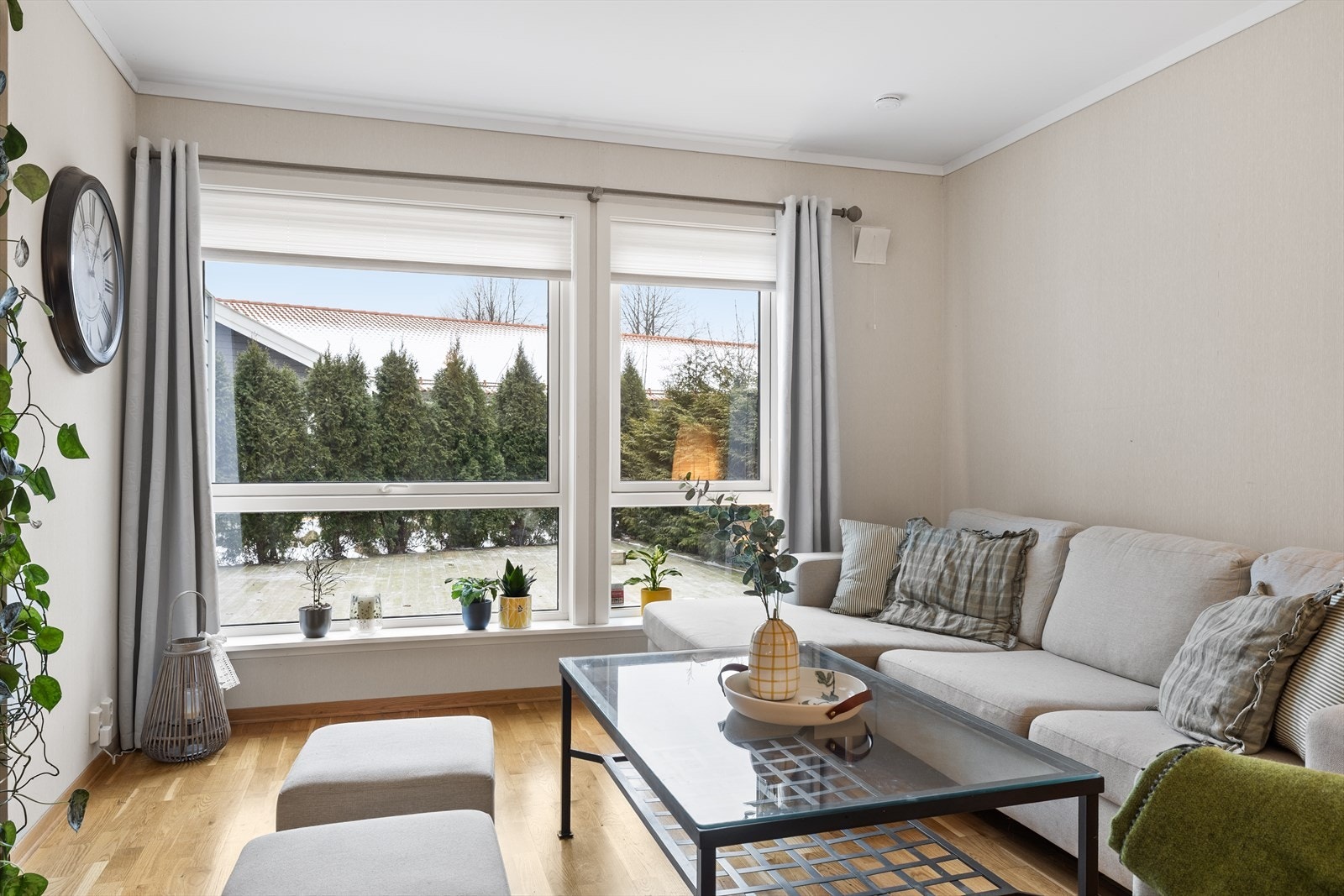 I stuen er det god plass til sofagruppe, her har man også store vindusflater som gir godt med lysinslipp. Galleribilde