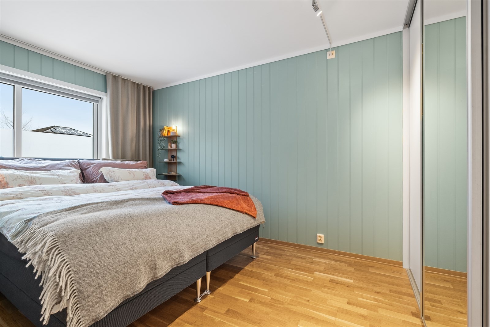 Hovedsoverommet er av god størrelse med plass til større seng. Galleribilde