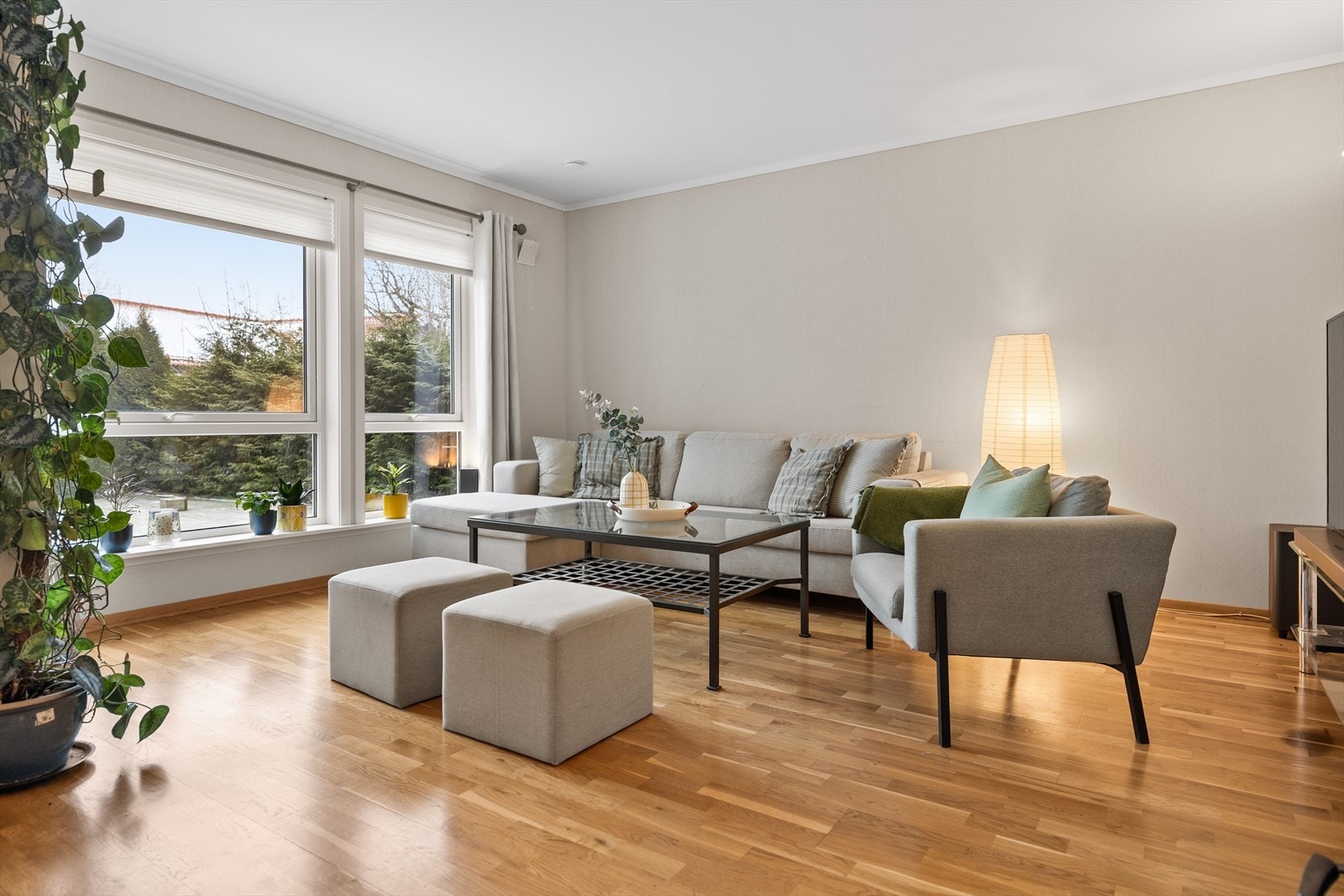 Stuen er i åpen løsning til kjøkken. Galleribilde