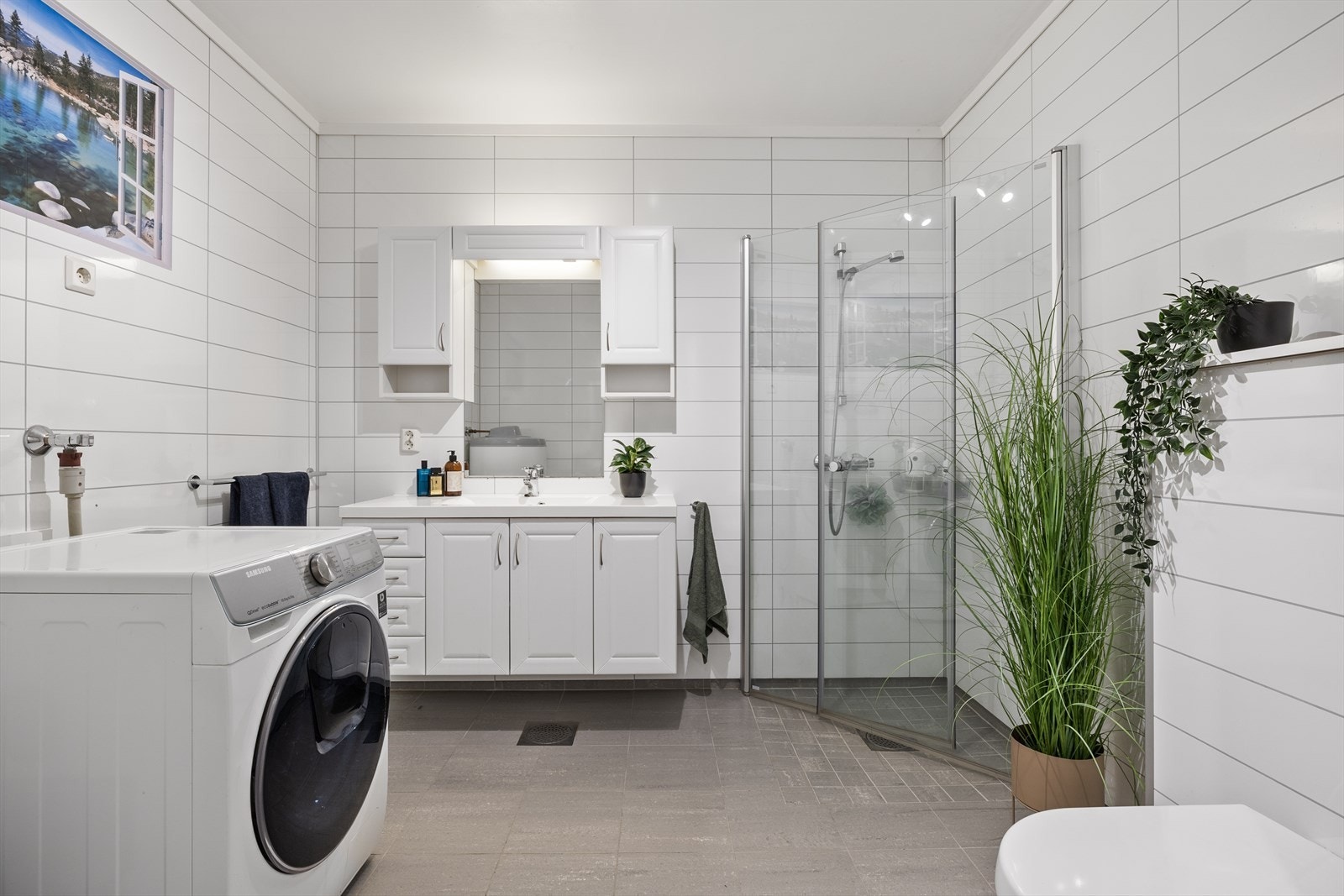 Badet er fra byggeår og har flislagt gulv med elektriske varmekabler, våtromsplater på vegger. Galleribilde