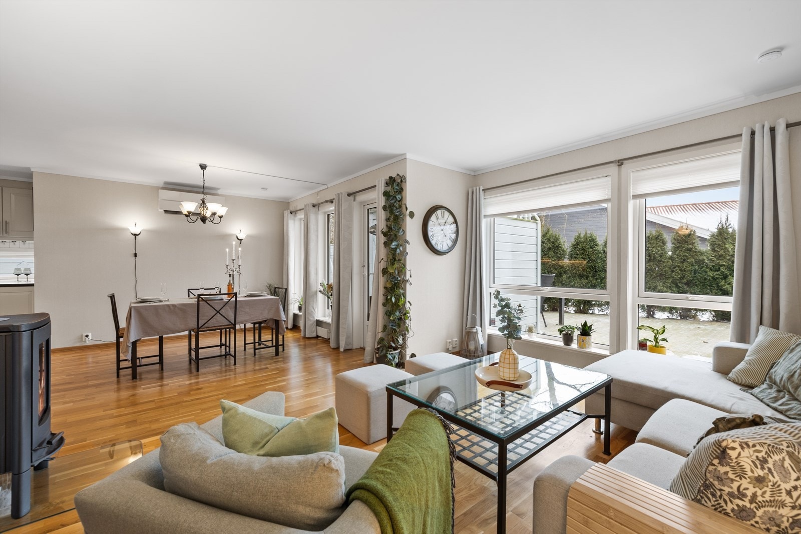 Mellom stue og kjøkken er det god plass til spisebord. Galleribilde