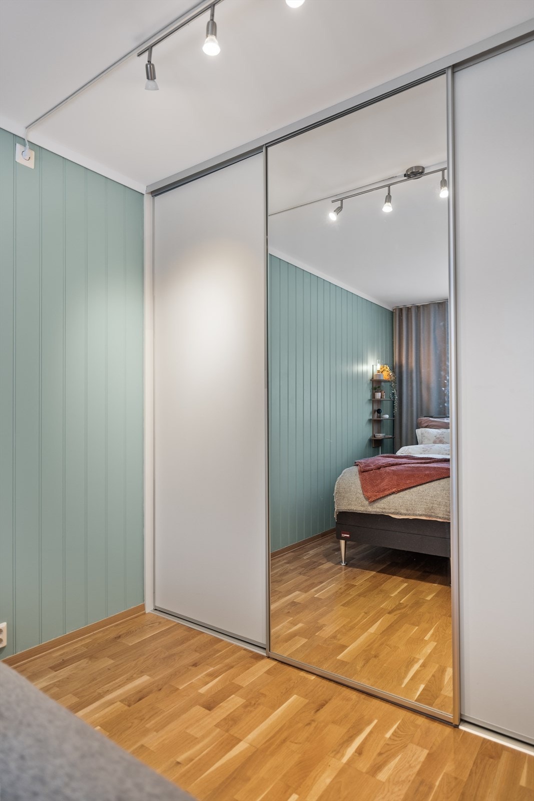 Her har man også garderobeskap med speildør. Galleribilde