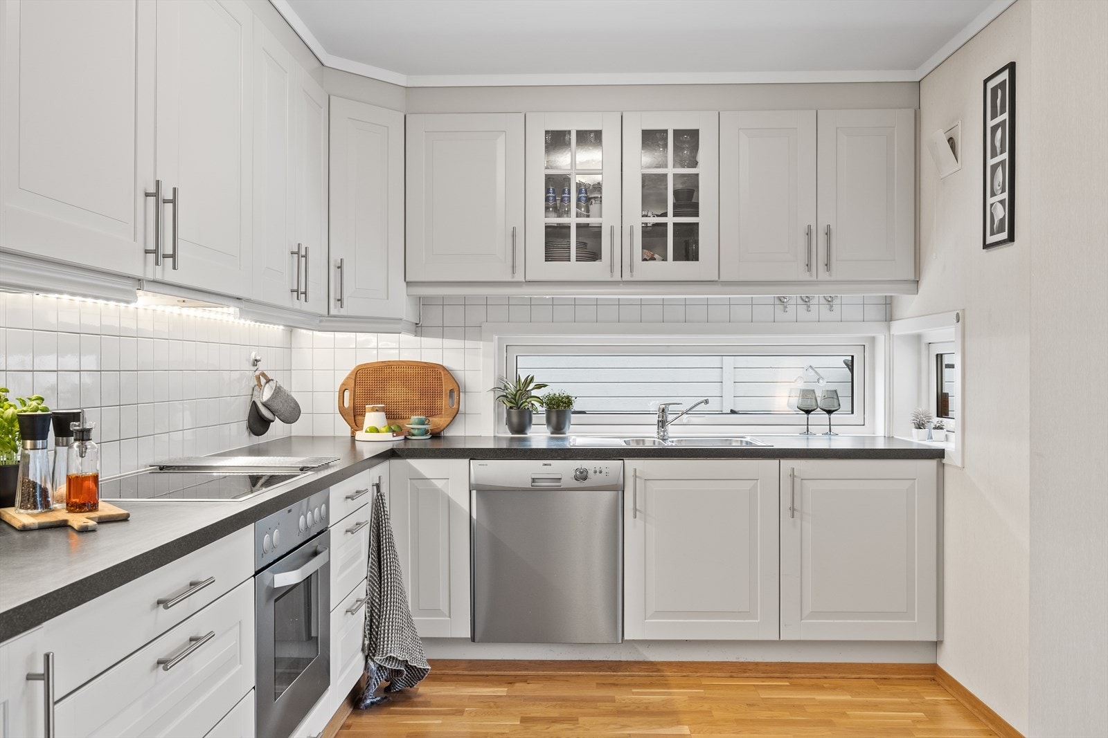 Vinduer på kjøkken gir naturlig lys ved matlaging. Galleribilde