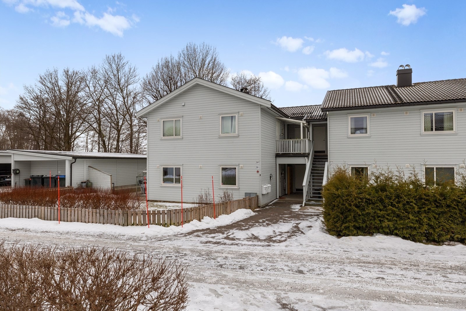 Nabolaget er kjent for å være barnevennlig og har et trivelig miljø med kort vei til både skog og strand. Galleribilde