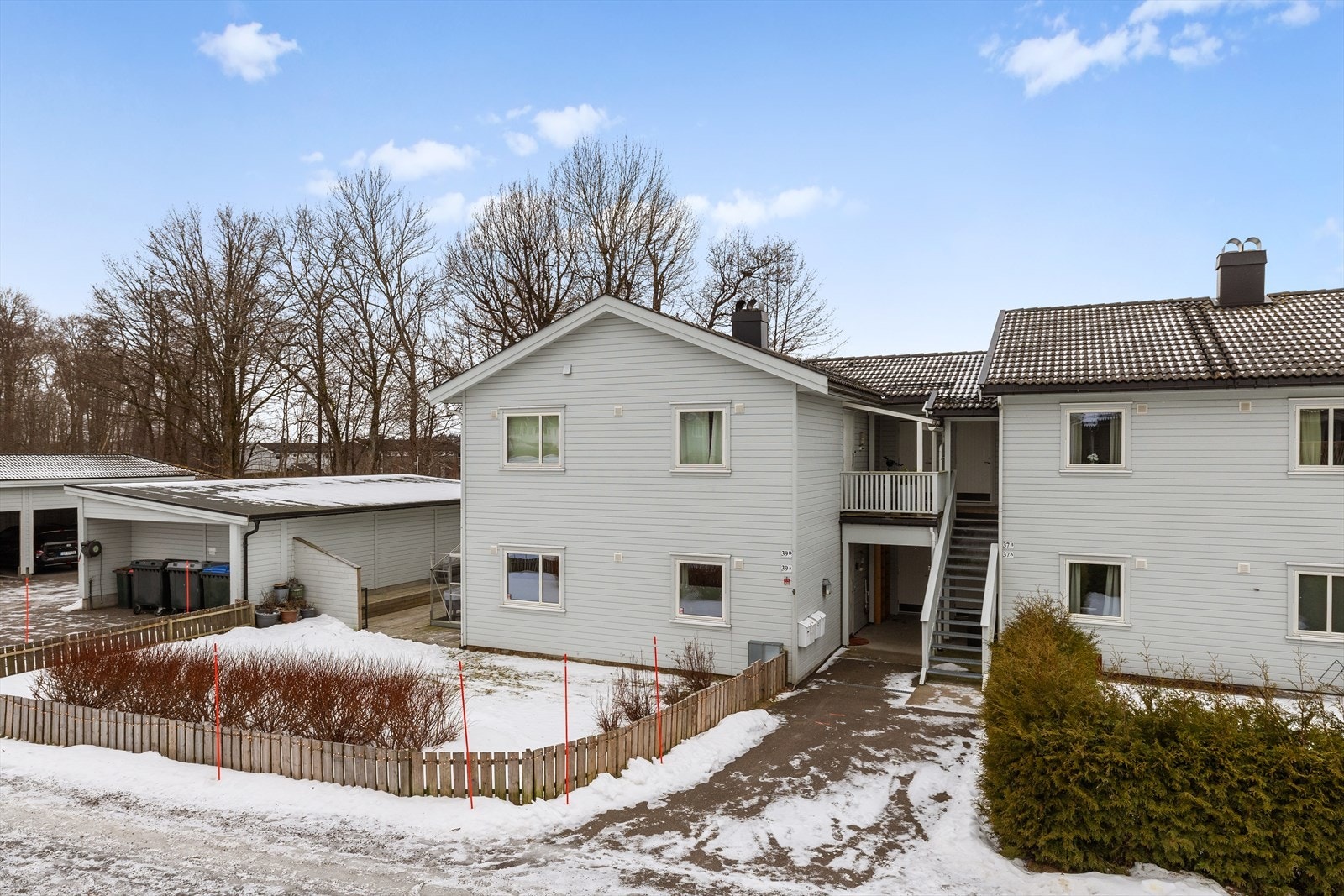 Offentlig transport er lett tilgjengelig med Råel øvre bussholdeplass kun 5 minutters gange unna, og Tønsberg stasjon ligger 10 minutter unna med bil Galleribilde