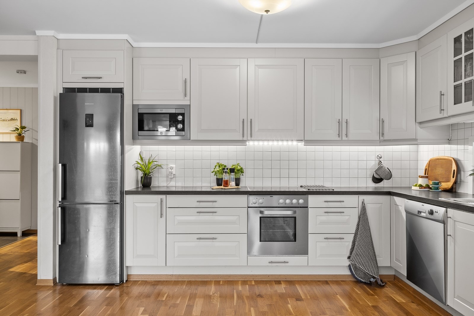 Det er mekanisk avtrekk med motor plassert i skap over komfyr. Galleribilde