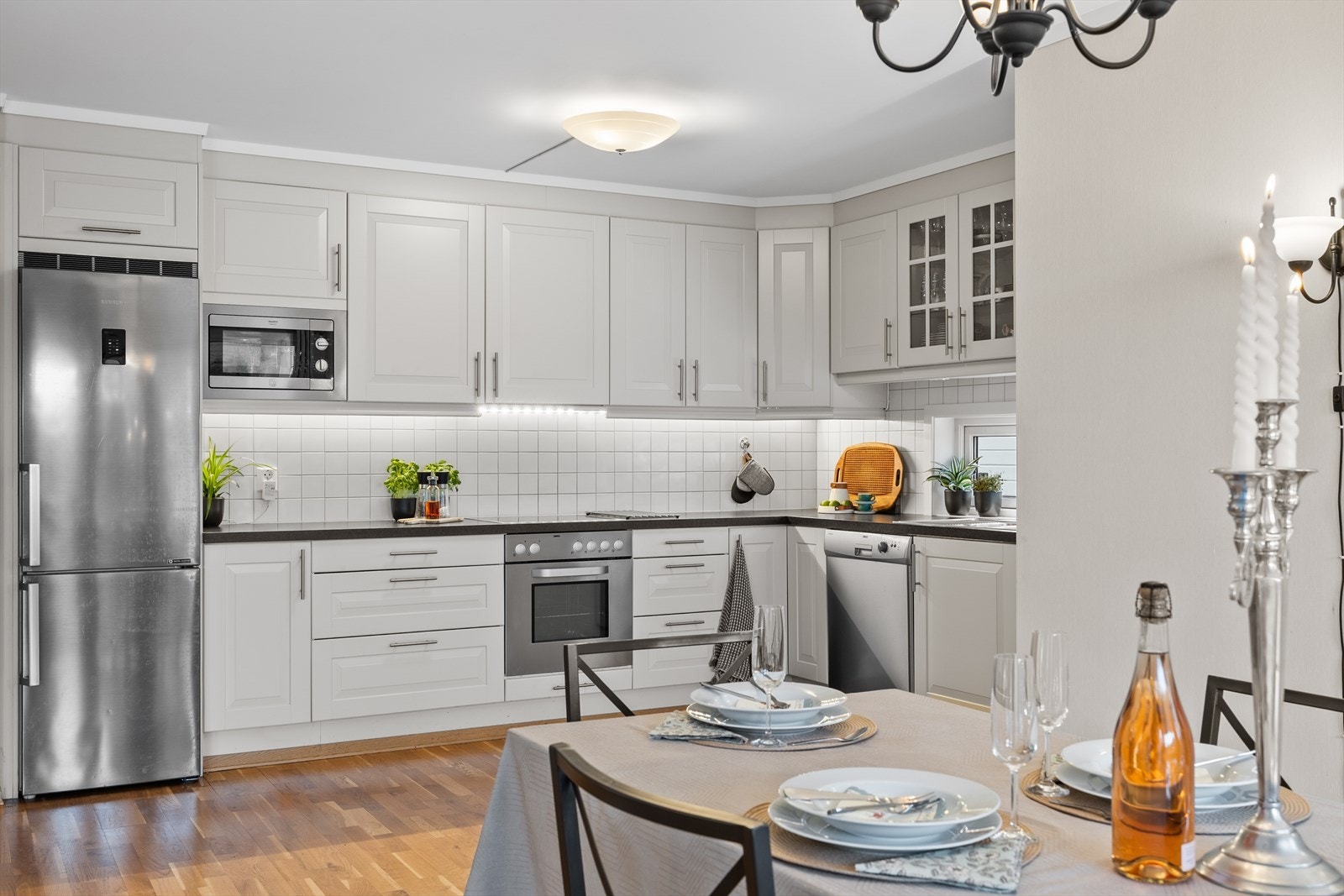 Kjøkkenet fremstår som stilrent med slette fronter. Galleribilde