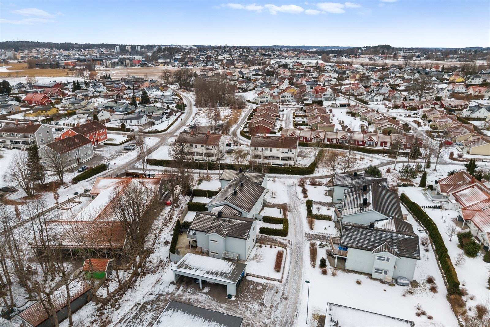 For familier med små barn, er Regnbuen barnehage nabo til eiendommen, mens Slagen barnehage og Glitne Kanvas-barnehage ligger innen ca 10 minutters gangavstand. Galleribilde