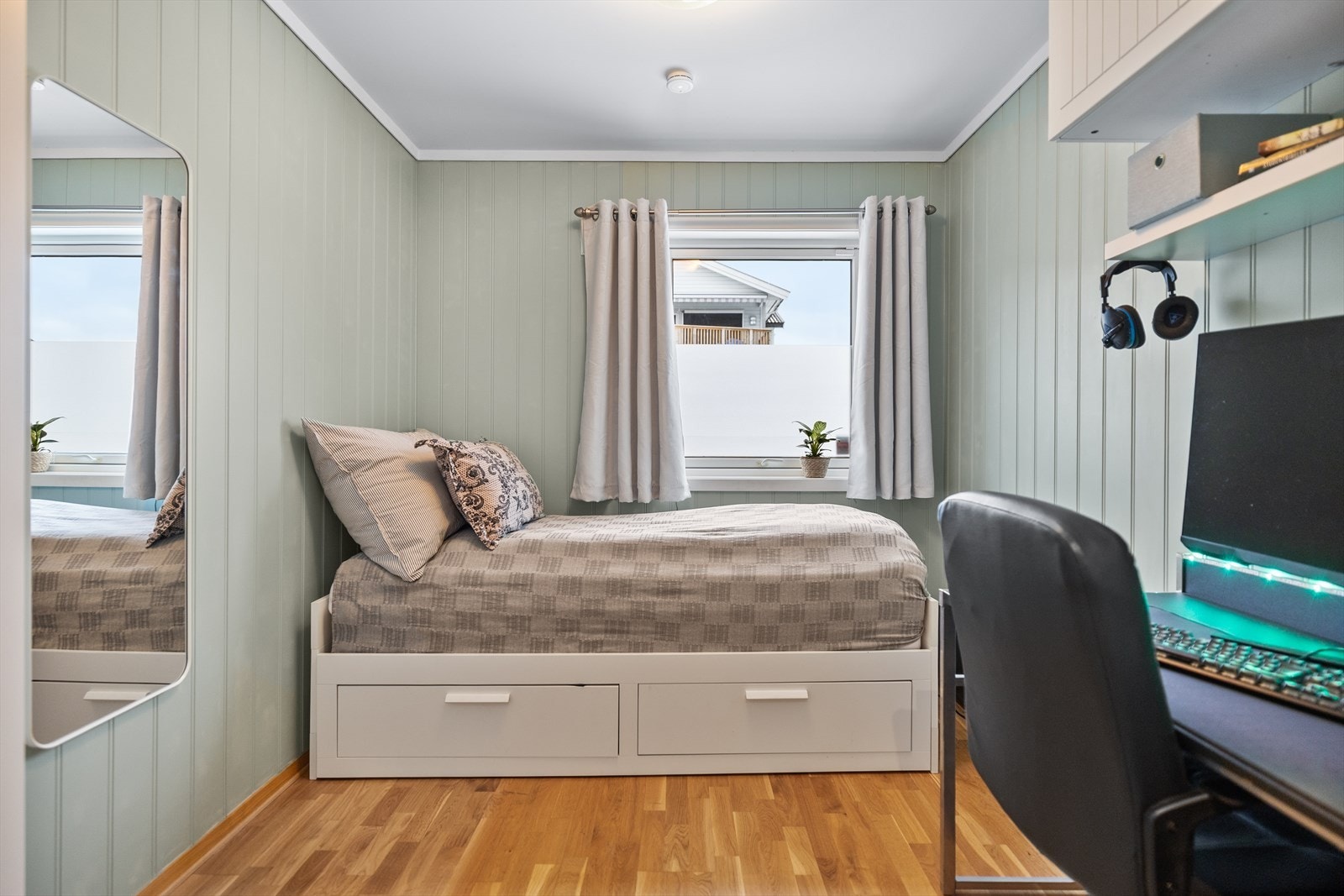 Soverom nr 2 har også plass til større seng og kontor pult. Galleribilde