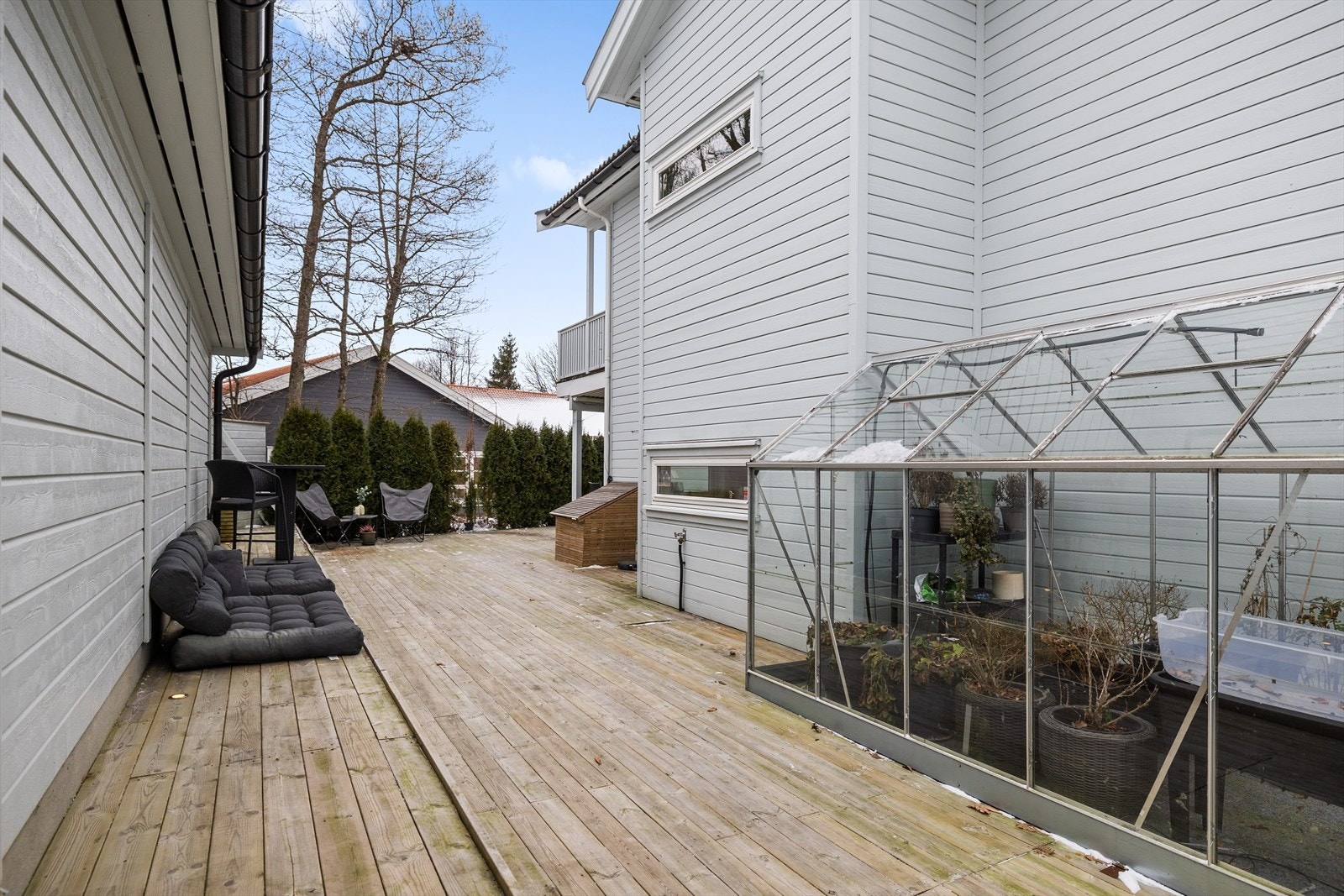 Leiligheten har også en stor terrasse på 120 kvm med drivhus. Galleribilde