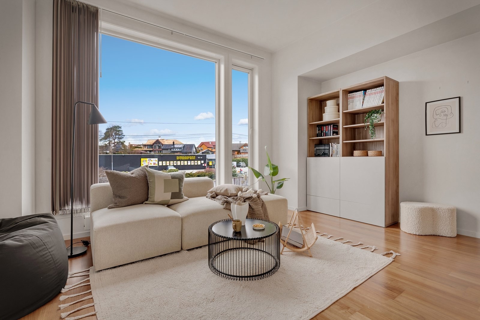 Stuen i andre etasje byr på stort vindusfelt som slipper inn godt med naturlig lys Galleribilde