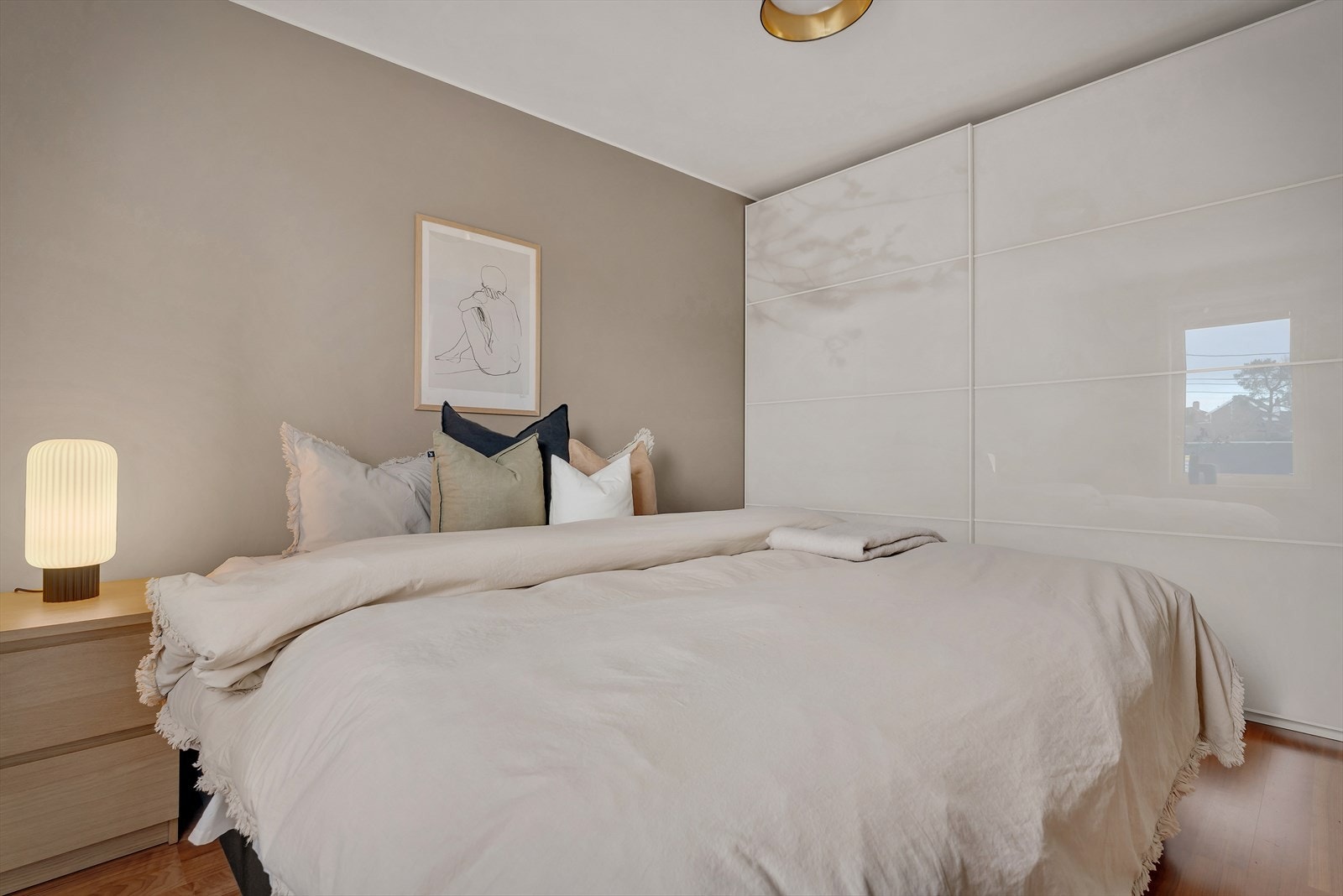 Hovedsoverommet er av god størrelse med plass til stor dobbeltseng, tilhørende nattbord og garderobeløsning Galleribilde