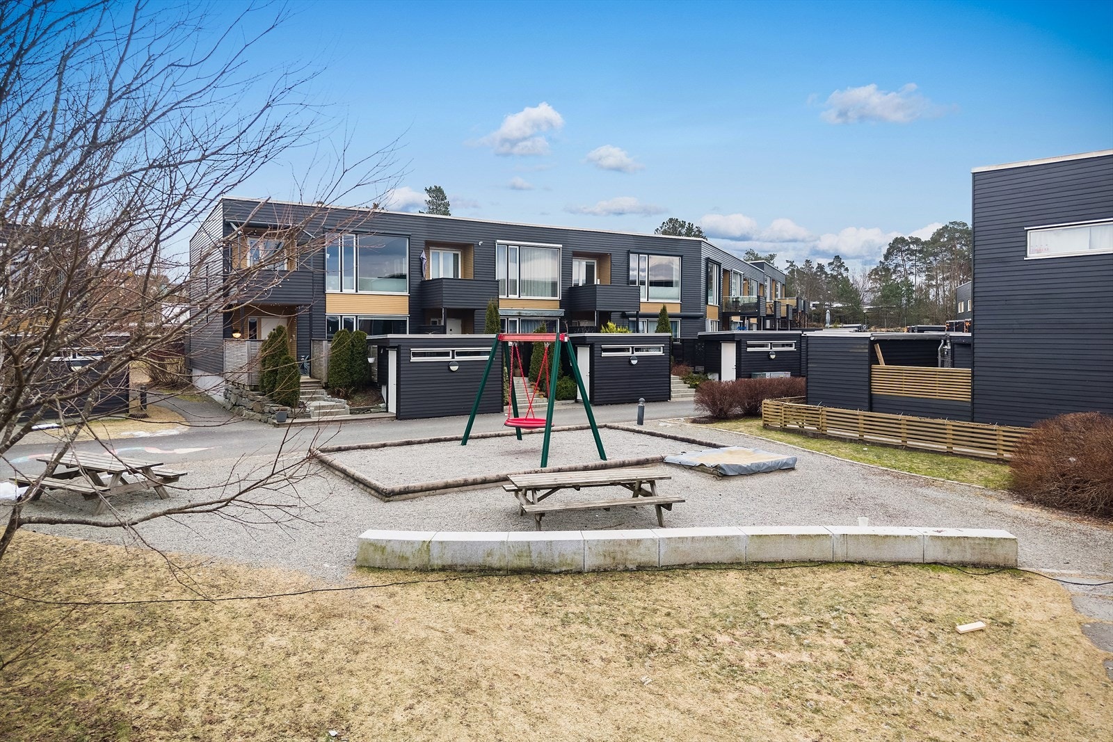 Uteområdene er pent opparbeidet med lekeplasser og trygge veier Galleribilde