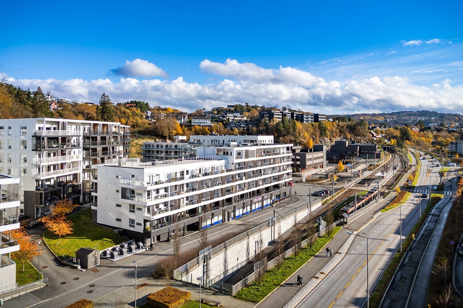 Bybanestopp rett over veien. Her er også Venezia pizzeria og Isushi for de dagene du vil gjøre middagen enkel Galleribilde