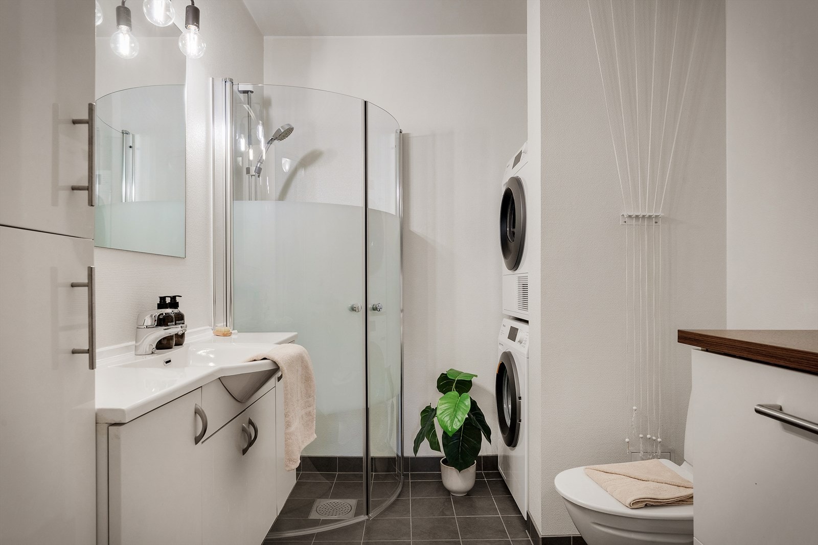 Praktisk baderom med opplegg for vaskemaskin og tørketrommel Galleribilde