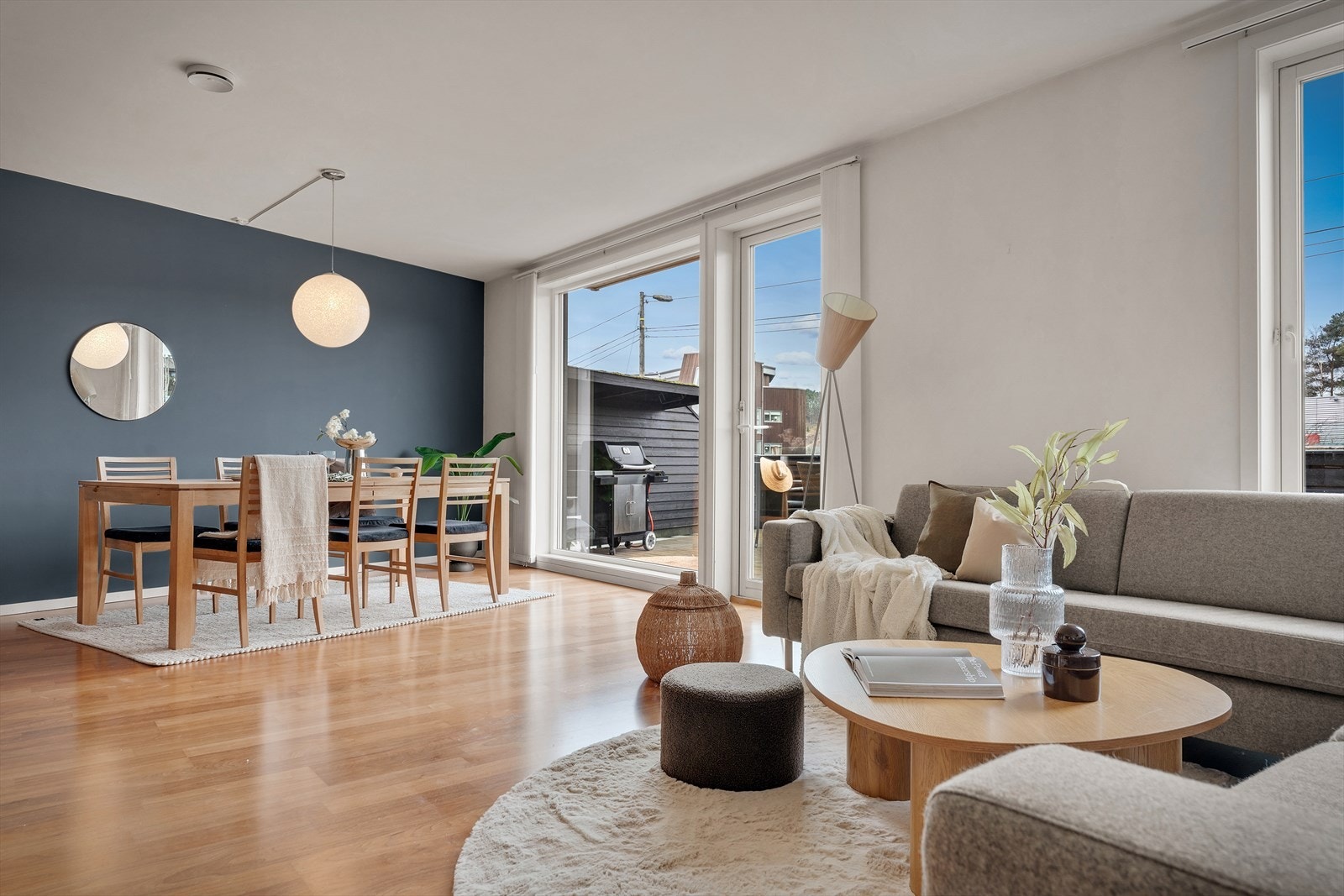 Direkte utgang til terrassen fra stuen Galleribilde