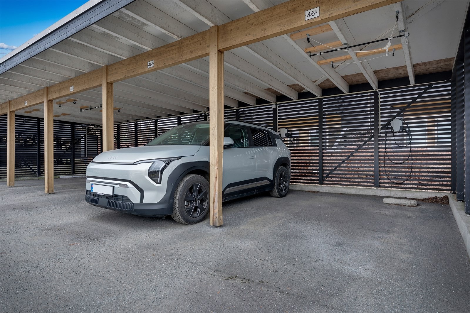 Fast parkering i carport med elbil-lader Galleribilde