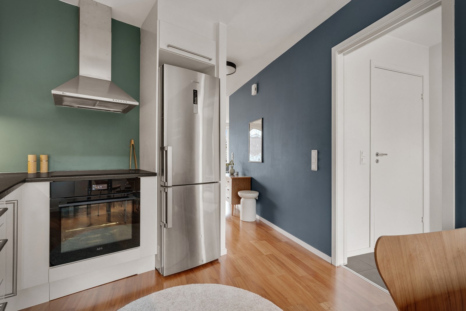 Rommet er en delvis åpen stue-/kjøkkenløsning på 41,9 m² Galleribilde