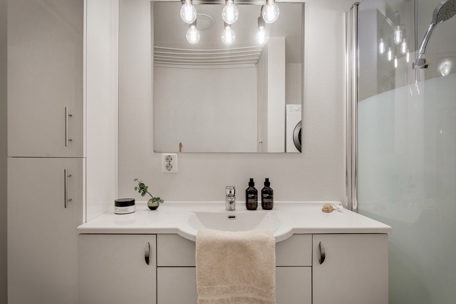 Badet er utstyrt med nye foldedører i dusjen, toalett og baderomsinnredning med heldekkende servant, samt belyst speil Galleribilde