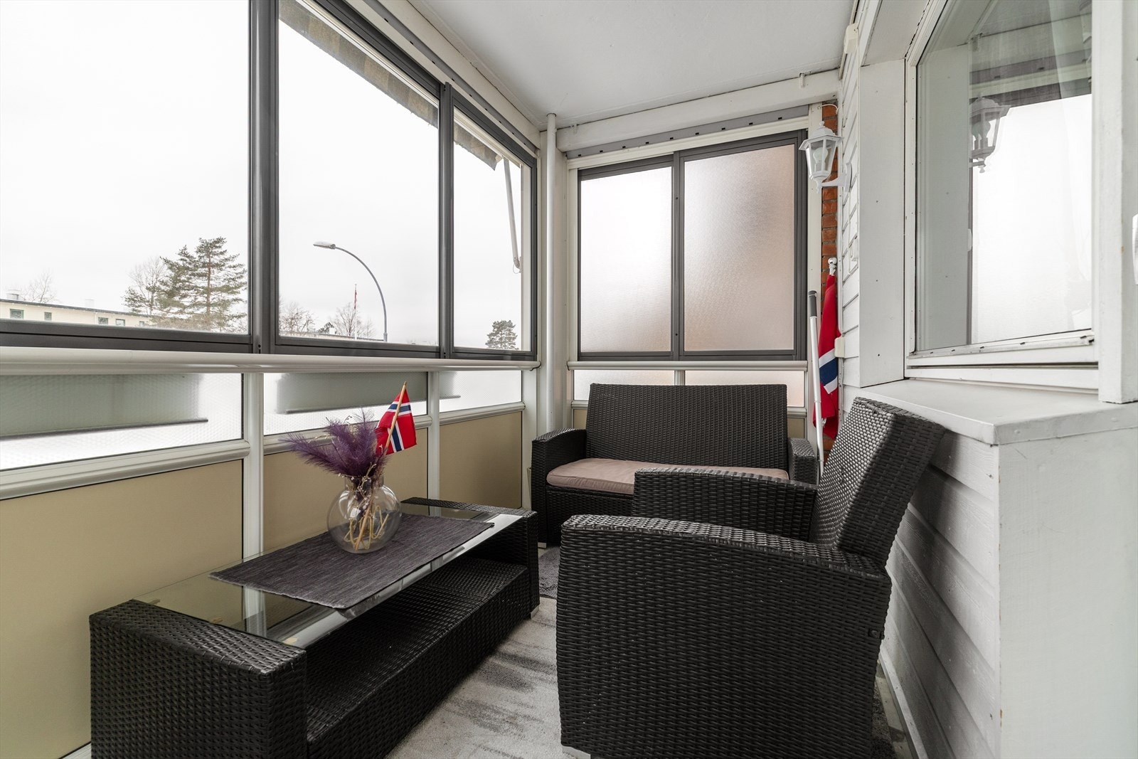 Fra stuen er det utgang til en innglasset balkong på ca. 8 kvm, som fungerer som en forlengelse av oppholdsarealet. Galleribilde