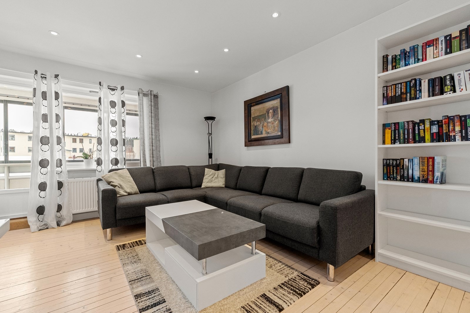 Den koselige stuen er romslig til å romme både en sofagruppe, tv-møbler og en spiseplass, noe som gjør dette til et allsidig og sosialt samlingspunkt. Galleribilde