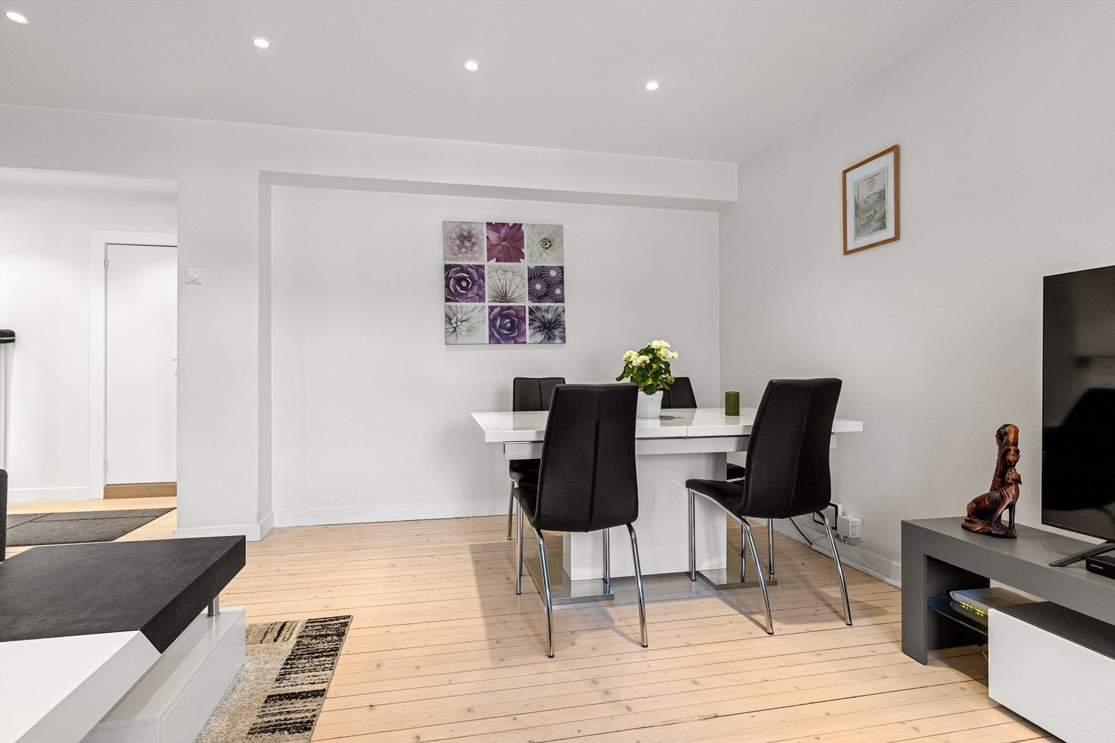 Leiligheten har downlights med dimmer i samtlige rom, noe som gir en behagelig belysning. Galleribilde