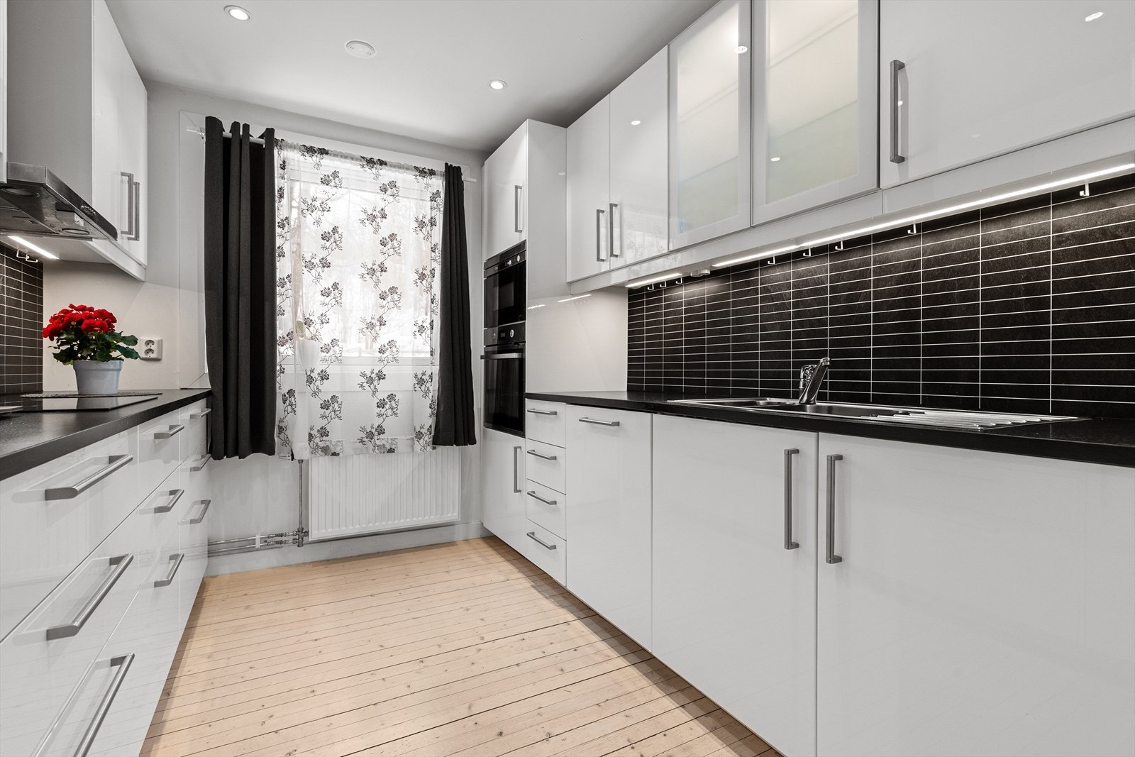 Kjøkkenet ble fornyet i 2015, badet er modernisert i 2008, og overflatene i alle rom er oppgradert for å sikre en helhetlig og stilren fremtoning. Galleribilde