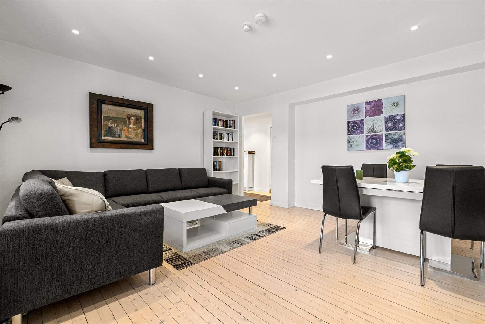 Ett av de mest sjarmerende trekkene ved leiligheten er det originale tregulvet, og det tilfører en lun og rustikk følelse som skaper en fin balanse mellom det klassiske og det moderne. Galleribilde